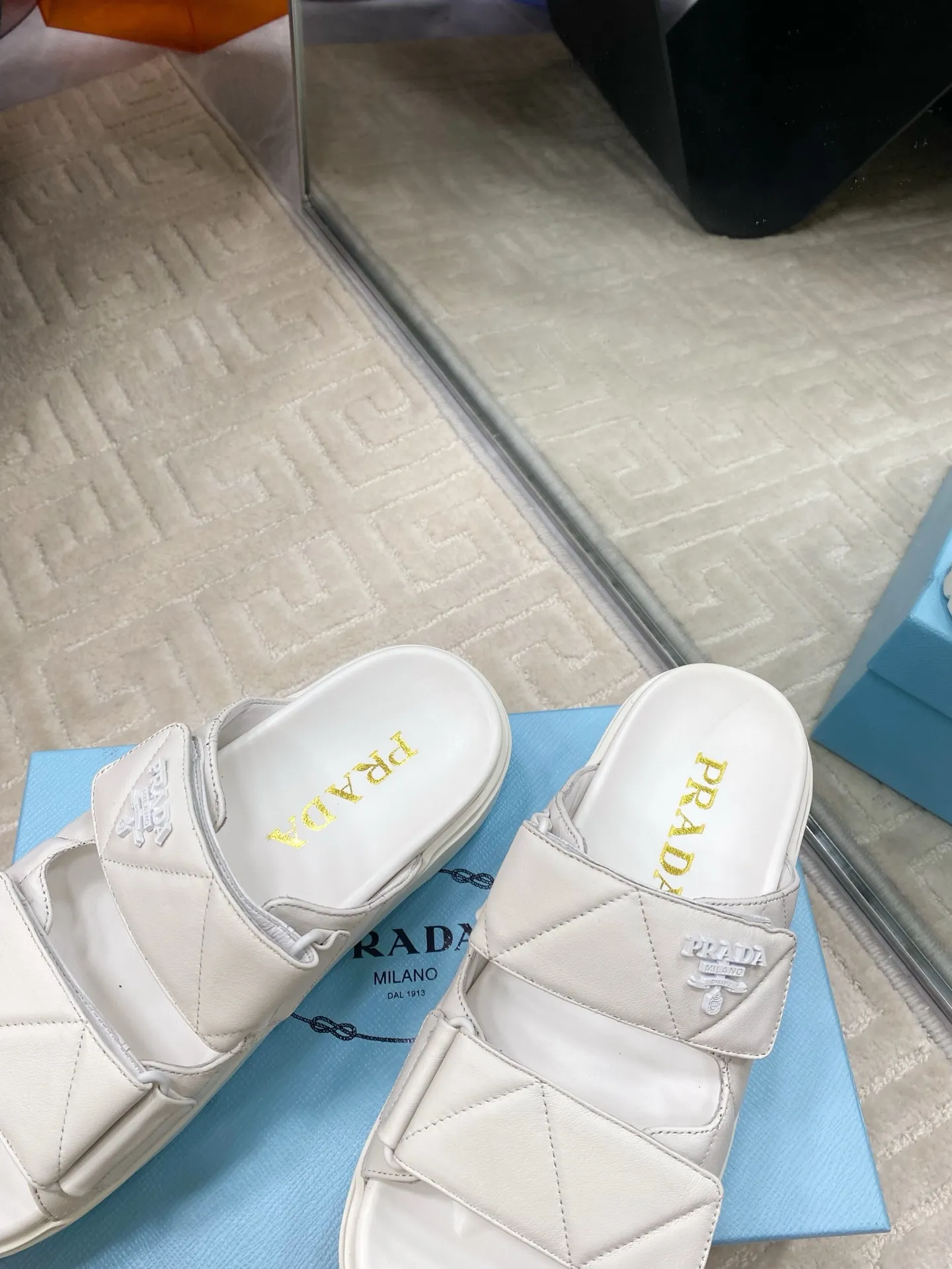 👟👟Ex-factory price 580👟👟 Prada Prada 2025 spring and summer new sandals Roman thick-soled Velcro sandals slippers The latest catwalk style, classic upgrades Comfort and fashionability coexist Each color combination looks good, and the design matches different style needs Upper: Original customized cowhide Lining: Original customized sheepskin lining, cowhide Foot pads Outsole: Original open-molded anti-slip outsole Shoe size: 35-40